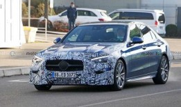 新款奔驰c最新爆料图片,豪华升级，科技赋能，尽览未来风采”